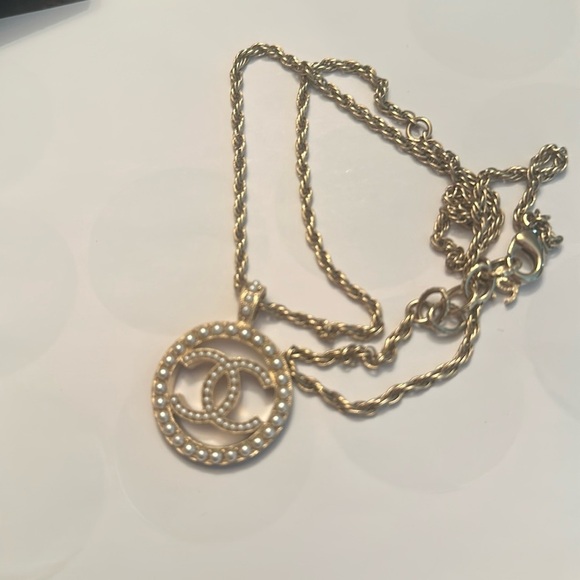 ❌SOLD❌Chanel
2023 Faux Pearl CC Pendant Necklace - Picture 5 of 13